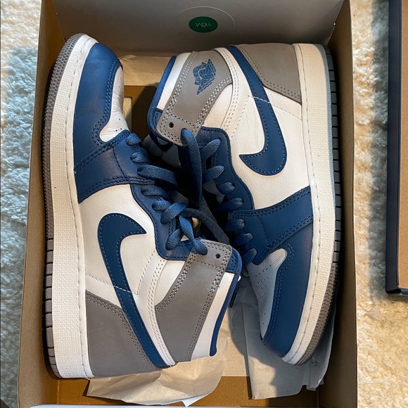 Nike Air Jordan 1 Retro High OG GS in Blue and Grey - Picture 13 of 13